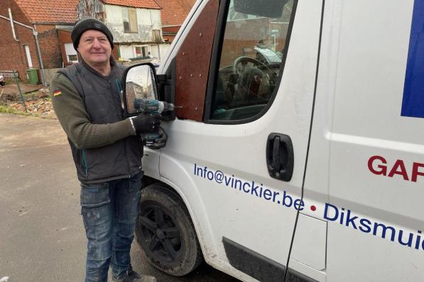 Dirk Vinckier bij zijn bestelwagen die vannacht voor een groot stuk werd leeggeroofd.© JH