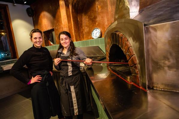 Jinsy Verscheuren en Celine Pille bij de houtgestookte pizza-oven van Pizza Onesto. (foto Davy Coghe)©Davy Coghe Davy Coghe