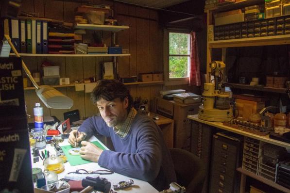 Ruben Decloedt heeft in het weekendhuisje in Merkenveld ook zijn eigen atelier waar hij horloges herstelt.© BC