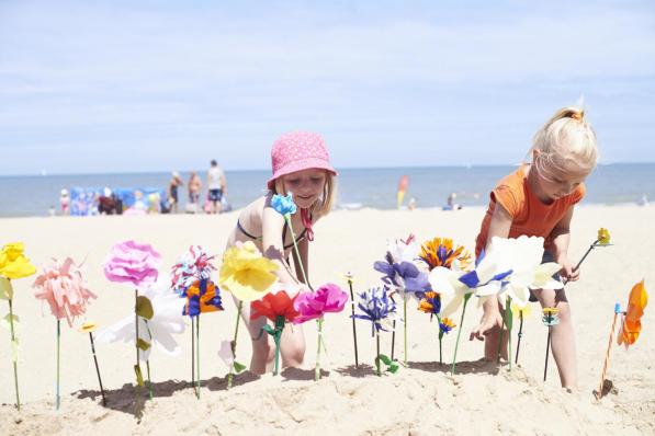 Strandbloemen maken en verkopen op het strand.© Westtoer/Beeldbank Kusterfgoed