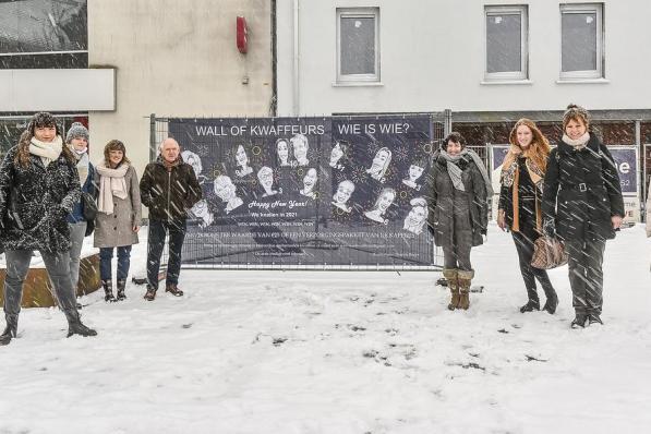 De deelnemende kappers en kapstsers bij de banner ‘Wall of Kwaffeurs’ in Wervik (foto LV)