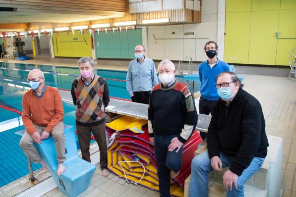 Met Marc Masselis, Willy Devos, Marc Hoornaert en Erik Dekeyzer zwaaien enkele pioniers het zwembad uit. (foto SL)