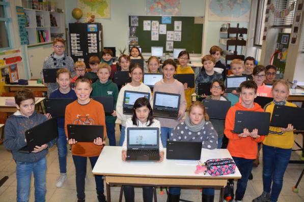 Leerlingen van basisschool De Toekomst kregen 30 nieuwe Chromebooks. (gf)