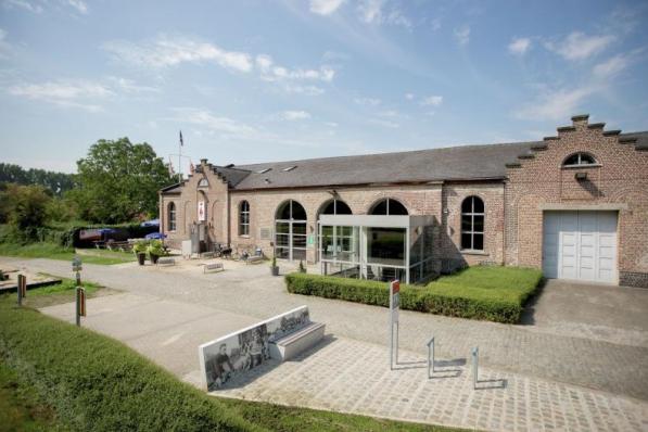 De gemeente Avelgem zet het oude pompgebouw in Outrijve te koop.