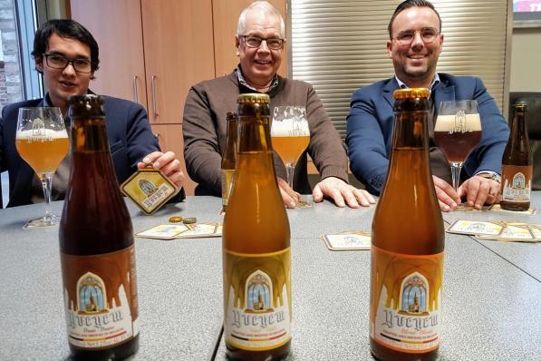 Stijn Avet, Koen Avet en Dempsey Sablain met de drie biertjes Yvegem. (Foto GV)