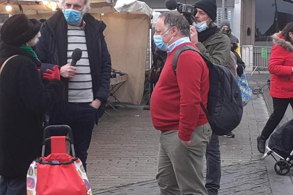 Marc Van Ranst werd op de Izegemse markt ook geïnterviewd door het Filou-team. Je herkent ook acteur Sam Louwyck als interviewer. Voor wie de viroloog nog niet zou kennen: Marc Van Ranst is de man met de rode trui.