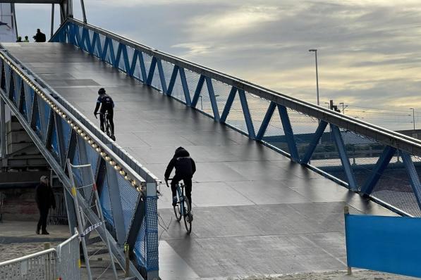 Enkele jonge renners mochten woensdag al eens proeven van de imposante brug waar de renners over moeten. Worden zij de laatste die de brug over reden?© foto JRO