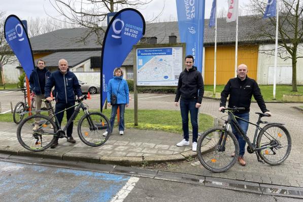 V.l.n.r.: Tom Roels (diensthoofd Sport), Bart Plasschaert, Ann De Bruycker, Björn Anseeuw en Stefaan Meulemeester (Westtoer).©Jeffrey Roos JR