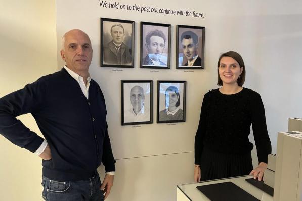 Vader Lode en dochter Sofie bij de portretten van de vijf generaties. (foto JRO)©Jeffrey Roos