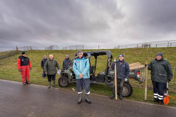 In weer en wind bereiden vrijwilligers het parcours voor. (foto LC)©Luc Cassiman