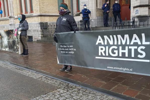 Animal Rights hield een stille demonstratie voor de rechtbank van Ieper.© CM