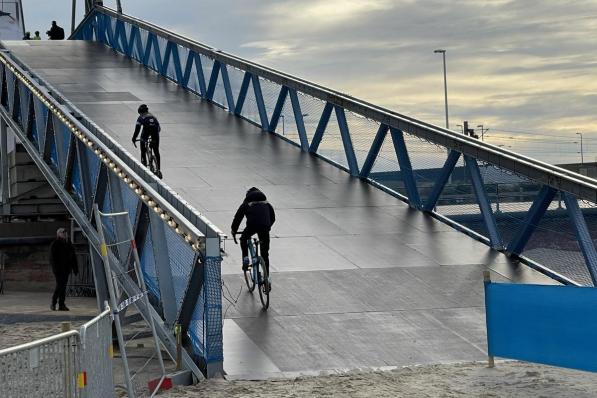 Enkele jonge renners mochten woensdag al eens proeven van de imposante brug waar de renners over moeten. Het is nog niet zeker dat zij dit weekend navolging krijgen.© foto JRO