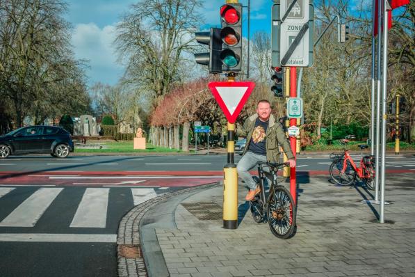 Schepen Axel Weydts bij het kruispunt thv Astridpark waar fietsers voortaan rechtsaf mogen bij rood licht.© (Foto Kortrijk)