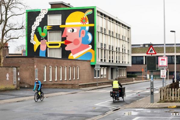 Een kleine twee jaar geleden schilderde de Belgische streetart-artiest Joachim Lambrechts een kleurrijke troubadour op de zijgevel van het Sint-Vincentiusklooster.©Johan Sabbe