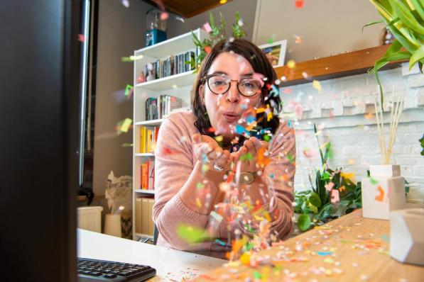 Justine Hollevoet is nu ook confetticoach of stress- en structuurcoach. “Vroeger liet ik de kleinere zaken vaak de bovenhand nemen, nu zie ik opnieuw de essentie.”©Frank Meurisse Frank Meurisse