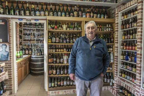 Daniël Hoornaert verzamelde 25 jaar lang bierflesjes van over heel de wereld. (foto JT)