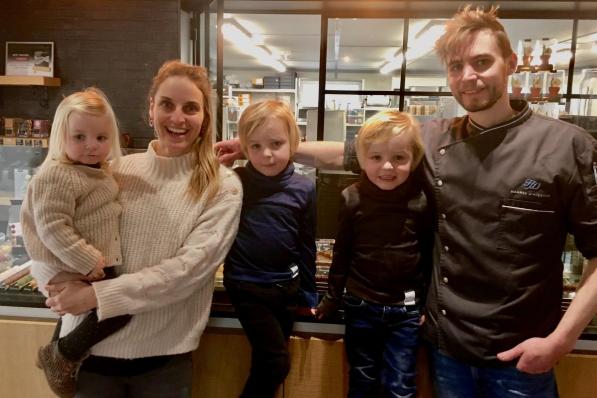 Hannes D’heedene met van links naar rechts dochter Lea, echtgenote Sietske Deleersnyder en de tweeling Achiel en Jef.© DRD