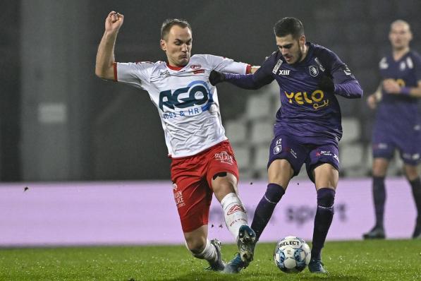 Abdul Ajagun gaat in duel met Loris Brogno van Beerschot.© Belga