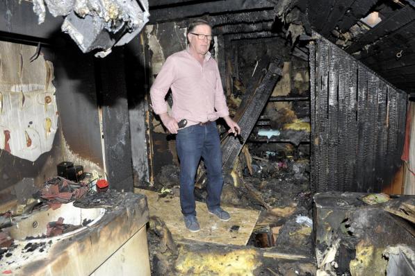 Rudy in de kamer met de sauna waar de brand ontstond. Verschillende kamers op de bovenverdieping werden volledig vernield. (foto FODI)©FODI