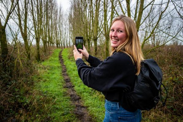 Tine Popelier trekt er wekelijks twee à drie keer op uit. Inzet: de handige legende bij haar wandeltips op Instagram.©Kurt Desplenter Foto Kurt