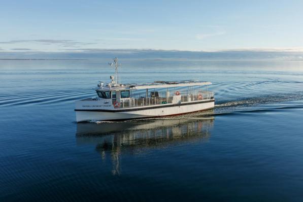 De nieuwe veerboot ‘Raveel ontmoet Ensor’, die zal ingezet worden op de veerdienst in Oostende, is zo goed als klaar om naar zijn nieuwe thuishaven af te varen.© Peter Maenhoudt