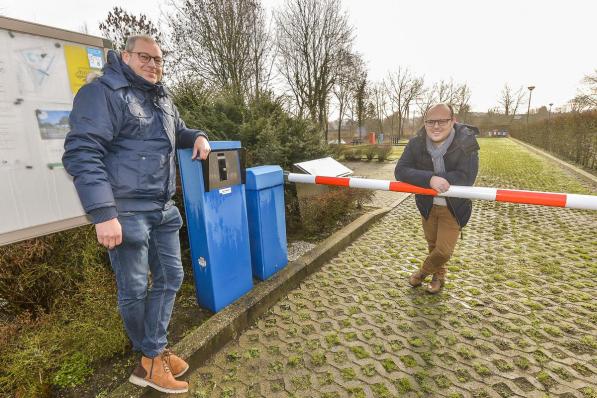 Schepen Geert Bossuyt en Kris Deronne aan de ingang van het kampeerterrein voor mobilhomes. (foto LVW)©Luc Vanthuyne