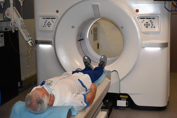 Een medewerker van de dienst medische beeldvorming demonstreert de werking van de nieuwe CT-scanner.©TOM VAN HOUTTE TOM VAN HOUTTE