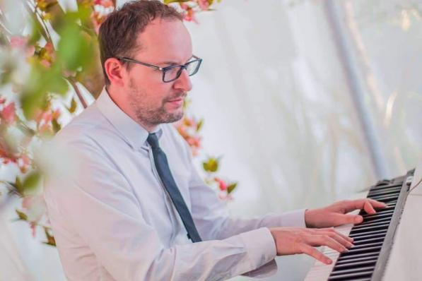Jonathan D’Hondt is directeur en pianoleraar in vzw het Muziekhuis.© GF