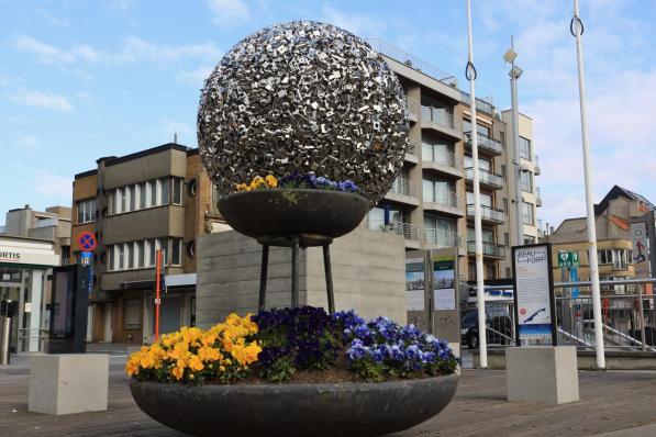 Koksijde heeft blijkbaar iets met ballen. Ook de grote bal ‘Really Shiny Things’ van de Britse kunstenaar Ryan Gander voor het gemeentehuis is een Beaufort-kunstwerk.© (Foto MVQ)