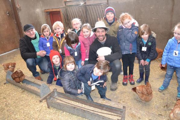 Boer Willem in betere tijden samen met een groep kleuters tijdens hun bezoek bij de kippen.© MVD