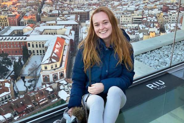 Karen Peel in een rooftopbar met zicht op de besneeuwde Spaanse hoofdstad Madrid: “Ik heb echt zin gekregen om hier te wonen en te werken.”©JS