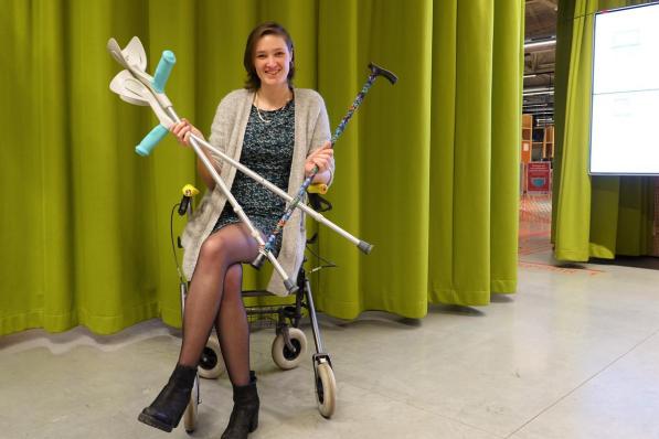 Marie Van den Broeck pimpt krukken en rolstoelen.© AN