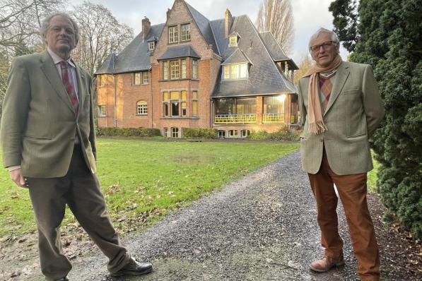 Patrick en Jean-Pierre Geelhand de Merxem voor het geklasseerde landhuis.© TP
