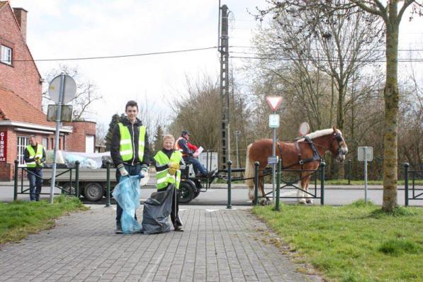 De trekpaarden worden ingezet om mee op zwerfvuilronde te gaan.© CL