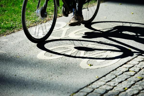 Vlaanderen investeert onder meer in Staden in de vernieuwing van fietspaden.© Getty Images