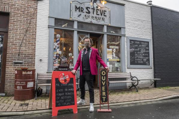 Mr. Steve opende zijn barbershop, maar zijn schaar bleef op zak. Je kon er enkel producten aanschaffen en ook.... schilderijen.© Stefaan Beel