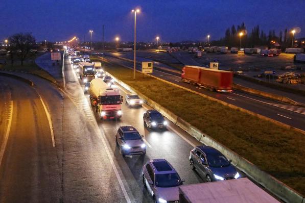 Op de E17 vanuit Kortrijk was het lang aanschuiven om Frankrijk binnen te rijden.© CL