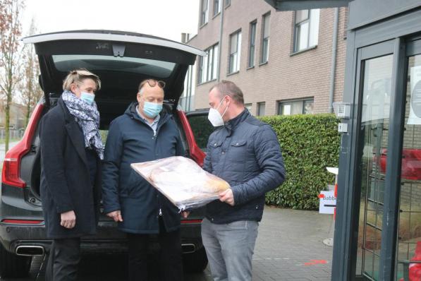 Katrien Monkerhey en Jan Depover van De Kippe die de pannenkoeken overhandigen aan directeur Jurgen Duyck van WZC De Groene Verte.©type=