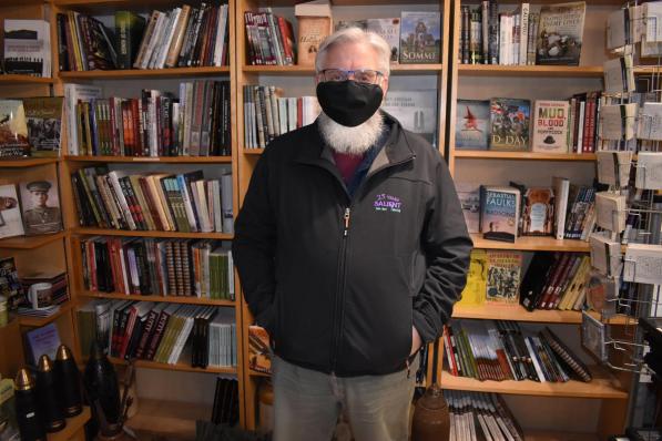 Steve Douglas van The Grenadier Book Shop in de Menenstraat huurt ook een handelspand van OCMW Ieper. (Foto TOGH)