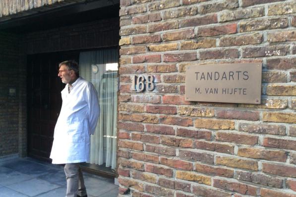 Tandarts Marc Van Hijfte zoals velen hem altijd zullen herinneren: hen uitwuivend na een consultatie aan de deur van zijn kabinet.© MM