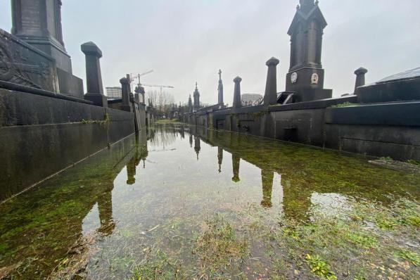 De wandelpaden tussen de graven op het Oud Kerkhof staan onder water. (foto PM)©Peter MAENHOUDT