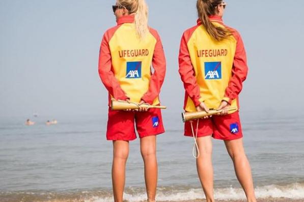 Al dan niet met uniform en logo van de kustreddingsdienst IKWV, maar een tv-reeks over de strandredders komt er en met steun van Toerisme Oostende.