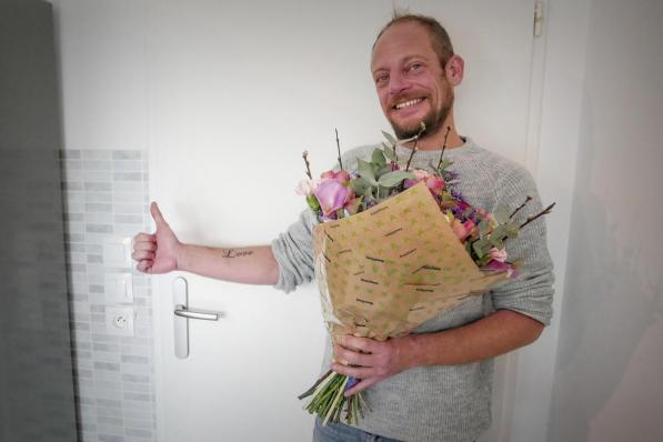 Frédéric Vanoverberghe met zijn boeketje bloemen. (foto CLL)