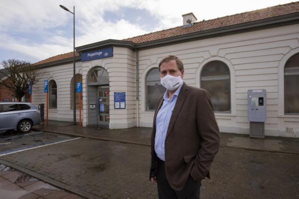 Burgemeester Christof Dejaegher bij het station dat hij zo graag ziet.© MD