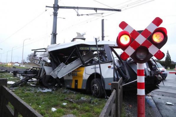 Op 7 januari gebeurde een ongeval met een lege bus van De Lijn op de spoorweg ter hoogte van de Grote Branderstraat in Vlamertinge.© EF