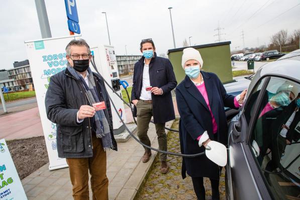 Burgemeester Dirk De fauw, Geert Degroote (Total) en Minou Esquenet.© Davy Coghe