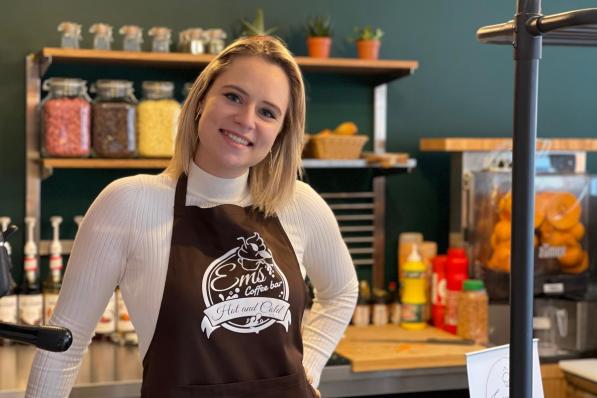 Emely Van Wassenhove in haar koffiebar in de Hubert d’Ydewallestraat.© AVH