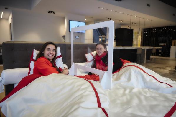 Robin Ally, exploitant van I-COR, in bed met Nele Carnel van Dorsoo Roeselare.© AF-Fotografie