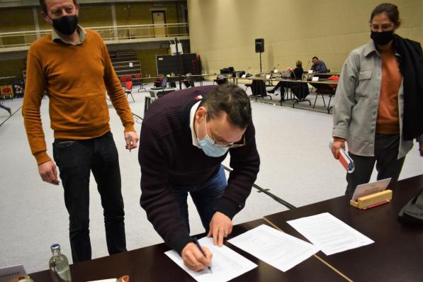 Na afloop van de gemeenteraad werd de motie door alle raadsleden ondertekend.© TVW