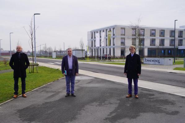 Vlnr. burgemeester Dirk Verwilst, schepen van milieu Danny Bossuyt en Vlaams parlementslid Brecht Warnez.© (Foto LB)